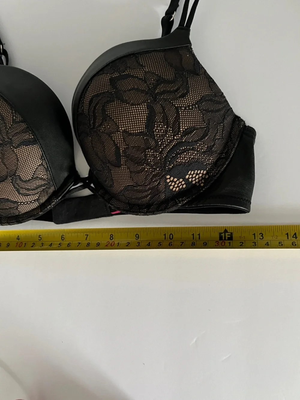 La SENZA Black/Cream Push-Up Plunge with Lace Overlay +Beyond Sexy Pink Bras 32D - Picture 2 of 16